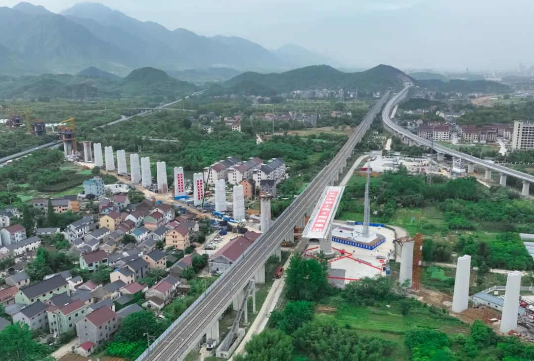 这条新建高铁成功上跨杭黄高铁，杭州出发，未来1小时内，连通这些地方！
