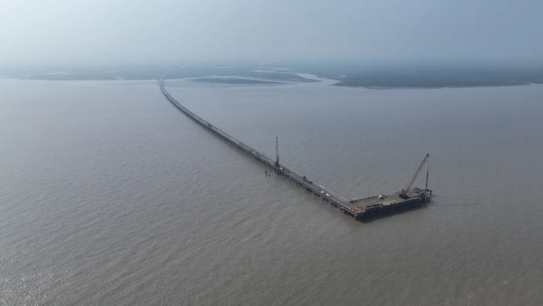 世界最长的高速铁路跨海大桥主体开建